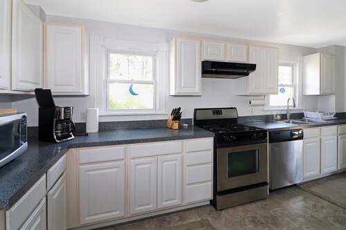 Blue Moon - Pet friendly; Great location!