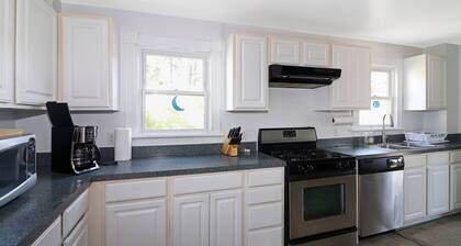 Blue Moon - Pet friendly; Great location!