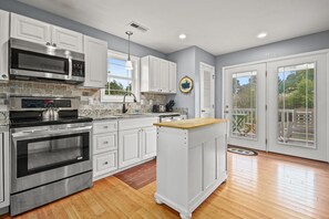 Fridge, microwave, oven, stovetop - Blue Sea Star | Quiet Oyster Bay Cul-de-Sac w/ Screened Porch, First-Floor Suite & Pet Friendly (Chincoteague Island)