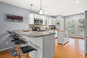 冷蔵庫、電子レンジ、オーブン、コンロ