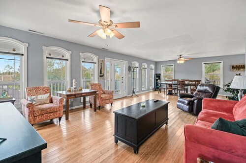 Blue Sea Star | Quiet Oyster Bay Cul-de-Sac w/ Screened Porch, First-Floor Suite & Pet Friendly