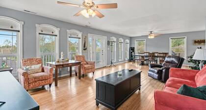 Blue Sea Star | Quiet Oyster Bay Cul-de-Sac w/ Screened Porch, First-Floor Suite & Pet Friendly