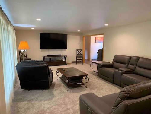 Green Bay Central Location! Great Yard! Big Deck! Bike Trails! Dog Park!Private!