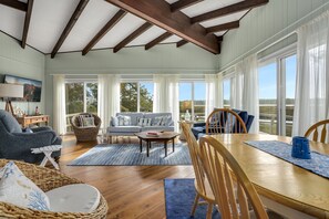 Een televisie en een open haard