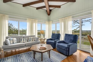 Een televisie en een open haard