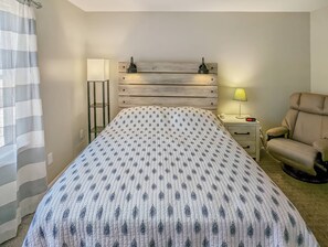 2 bedrooms, desk, iron/ironing board, WiFi - Heron Landing | Remodeled Coastal Cottage, Walk/Bike to Memorial Park (Chincoteague Island)