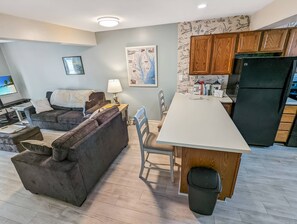 TV - Heron Landing | Remodeled Coastal Cottage, Walk/Bike to Memorial Park (Chincoteague Island)