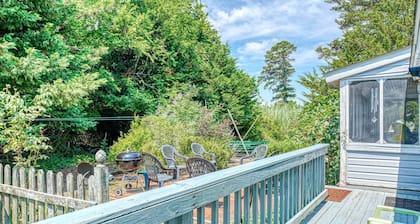 Homestead - Located on Main St. w/ outdoor shower!