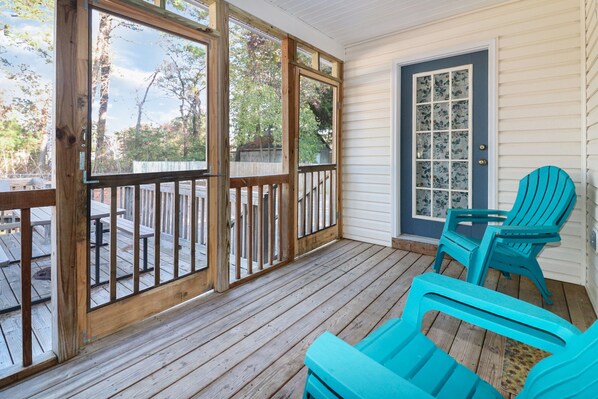 Terrace/patio - Horseshoe Hideaway - Cozy home w/ screened porches! (Chincoteague Island)