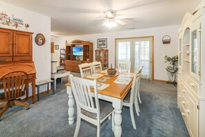 Dining - Horseshoe Hideaway - Cozy home w/ screened porches! (Chincoteague Island)