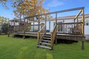 Terrace/patio - Island Thyme - Hot tub; Carnival location! (Chincoteague Island)