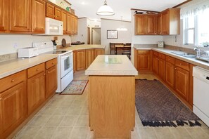 Fridge, microwave, oven, stovetop - Island Thyme - Hot tub; Carnival location! (Chincoteague Island)