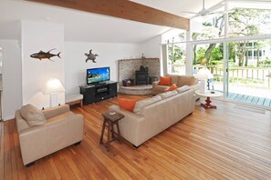 TV - Langtree - Pet friendly; Waterfront w/ boat dock! (Chincoteague Island)