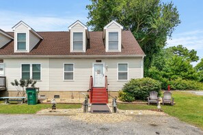 Exterior - Lighthouse View - Water views; Shared pool! (Chincoteague Island)