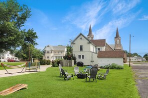 Outdoor dining - Lottie's Lookout - In town; Pet friendly; Fire pit! (Chincoteague Island)