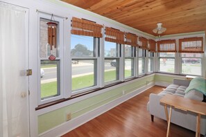 TV - Lottie's Lookout - In town; Pet friendly; Fire pit! (Chincoteague Island)