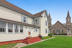 Exterior - Lottie's Lookout - In town; Pet friendly; Fire pit! (Chincoteague Island)