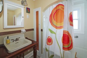 Combined shower/tub, towels - Lottie's Lookout | Spacious 3-Level Chincoteague Home Near Downtown w/ Large Yard & Pet Friendly (Chincoteague Island)