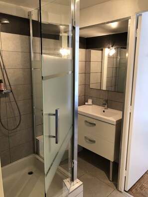 Suihku, hiustenkuivaaja, pyyhkeet
