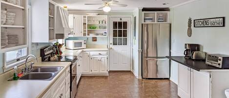 Refrigerador, microondas, horno, placa de cocina