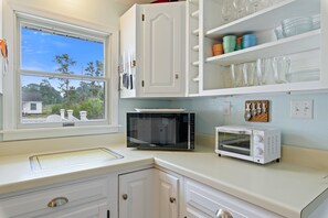 Coffee/tea maker, fridge, microwave, oven