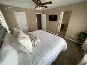 4 bedrooms, desk, travel cot, WiFi