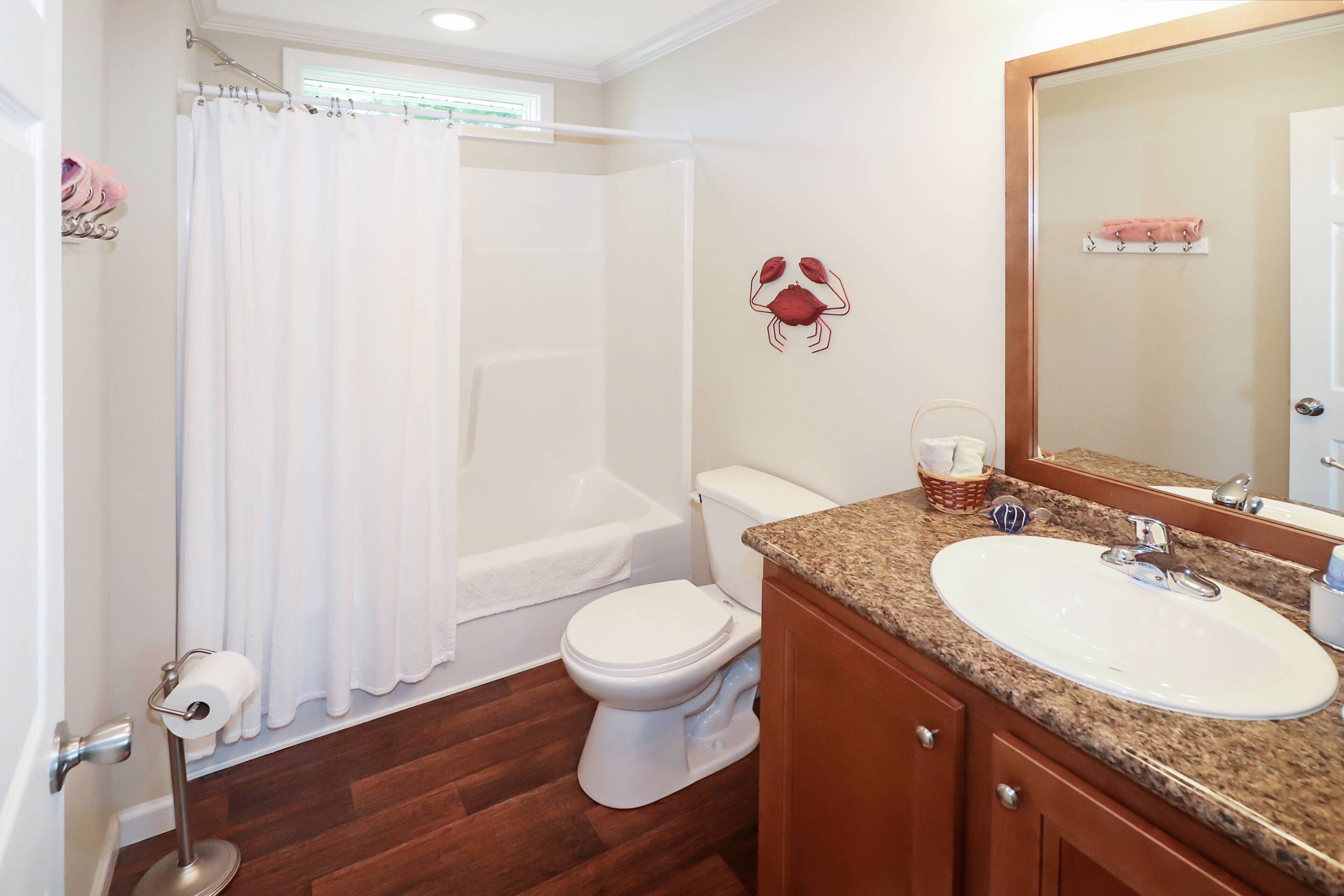 Une salle de bain avec une baignoire, des toilettes et un lavabo.