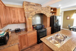 Geladeira, micro-ondas, cooktop, lava-louças