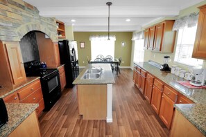 Geladeira, micro-ondas, cooktop, lava-louças