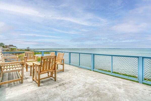 Terrace/patio - Poole's Cove - Waterfront; Main Street! (Chincoteague Island)