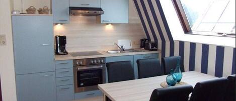 Réfrigérateur, four à micro-ondes, un four, surface de cuisson