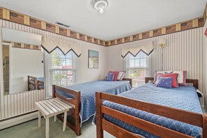 3 bedrooms, WiFi - Serendipity | Classic Chincoteague Home Walk to Main Street w/ Screened Porch & First-Floor Bedroom (Chincoteague Island)