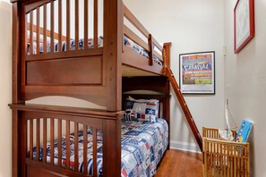 2 bedrooms, free WiFi, bed sheets - Shreiner's Tradition | Walk Downtown + Porch + Family Friendly + Pet Friendly (Chincoteague Island)