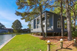 Exterior - Sunshine Daydream - Pet friendly; Waterfront! (Chincoteague Island)