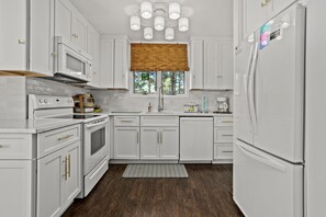 Fridge, microwave, oven, stovetop - Sunshine Daydream - Pet friendly; Waterfront! (Chincoteague Island)