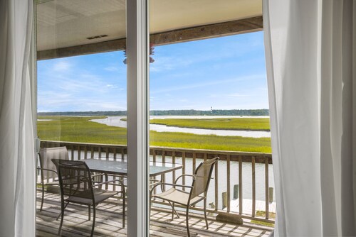 Stingray | Waterfront Condo w/ King Suite, Private Balcony + Incredible Bay Views