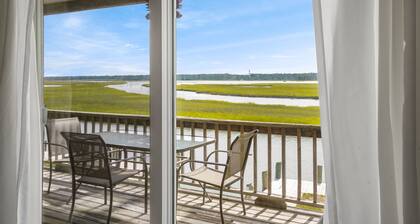 Stingray | Waterfront Condo w/ King Suite, Private Balcony + Incredible Bay Views