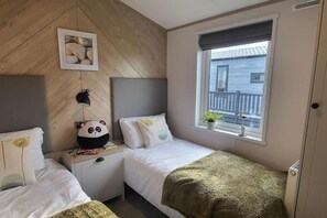2 habitaciones, tabla de planchar con plancha y cuna de viaje 