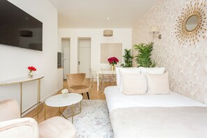 2 camere, una scrivania, ferro/asse da stiro, culla da viaggio