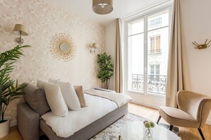 2 slaapkamers, een bureau, een strijkplank/strijkijzer, reisbedje