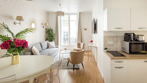 Een modern appartement met een eetgedeelte, woonkamer en keuken.