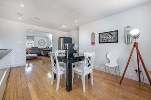 Dining - Spacious Georgian Apartment near Victoria St (London)