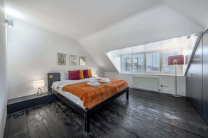 2 bedrooms, desk, iron/ironing board, travel cot - Spacious Georgian Apartment near Victoria St (London)