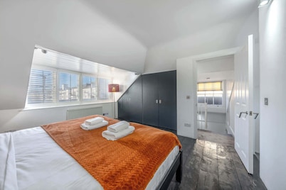 Spacious Georgian Apartment near Victoria St