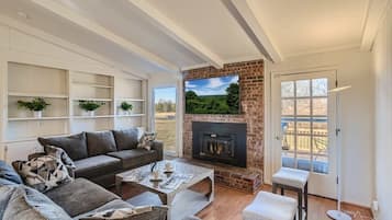 Télévision, cheminée, espaces bureaux