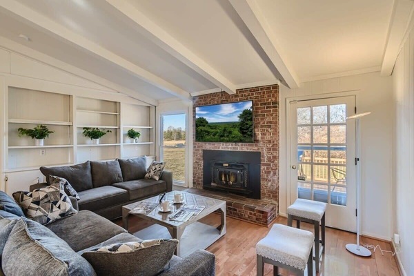 TV, fireplace, offices