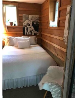 2 bedrooms, WiFi, bed sheets - Cozy barn space  i.e “Hawthorne” #1 (Marietta)