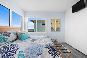 4 bedrooms, desk, iron/ironing board, free WiFi - Luxury Waterfront Oasis w Heated Pool and 50' Dock (Marathon)