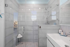 Shower, eco-friendly toiletries, hair dryer, towels - Luxury Waterfront Oasis w Heated Pool and 50' Dock (Marathon)