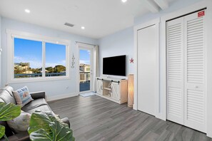 Smart TV, ping pong, stereo, offices